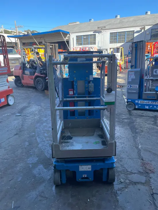 2017 Genie GR-12 Self-Propelled One-Person Lift