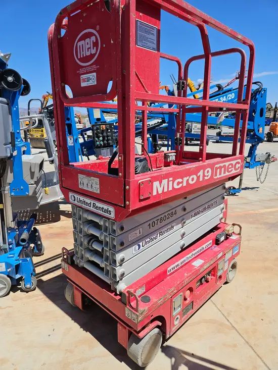 2018 MEC MICRO 19 Scissor Lift