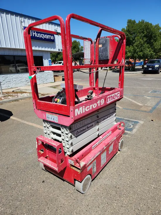 2018 MEC MICRO 19 Scissor Lift