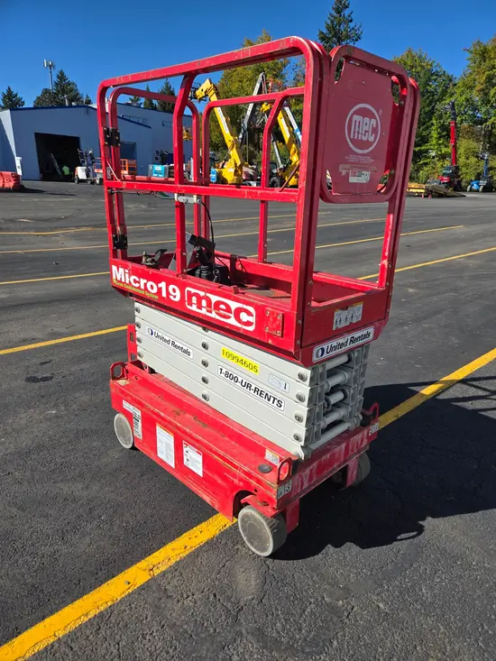 2019 MEC MICRO 19 Scissor Lift