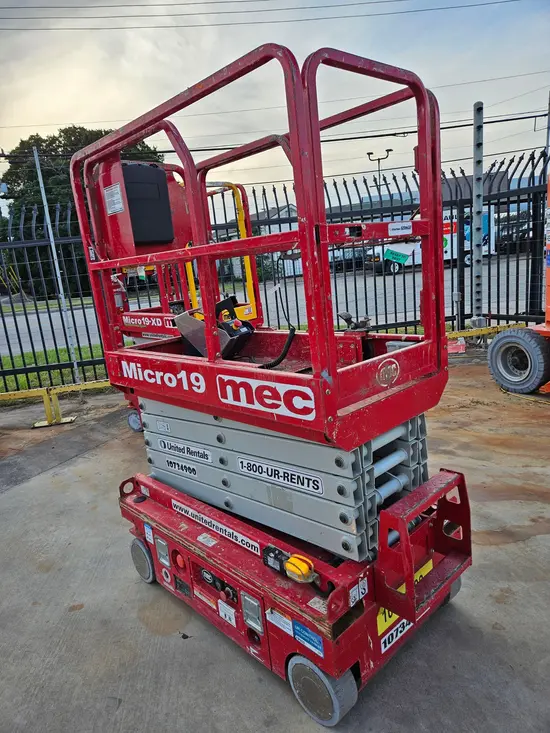 2018 MEC MICRO 19 Scissor Lift