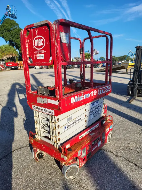 2018 MEC MICRO 19 Scissor Lift