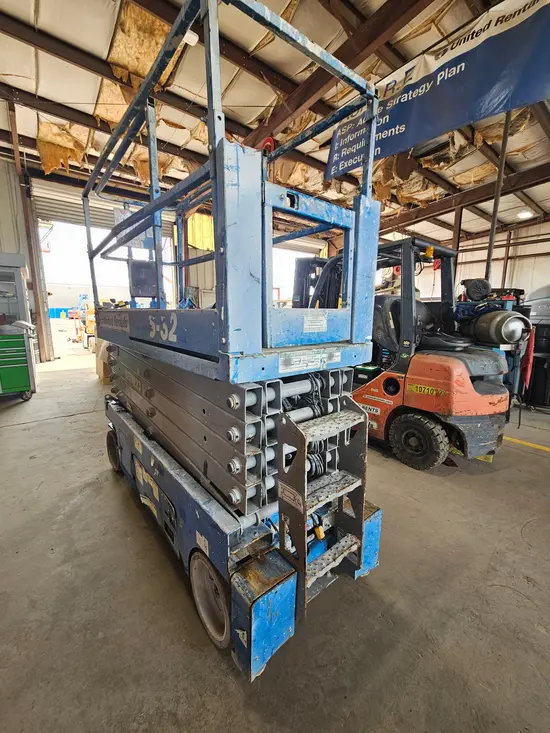 2017 Genie GS-3232 Scissor Lift