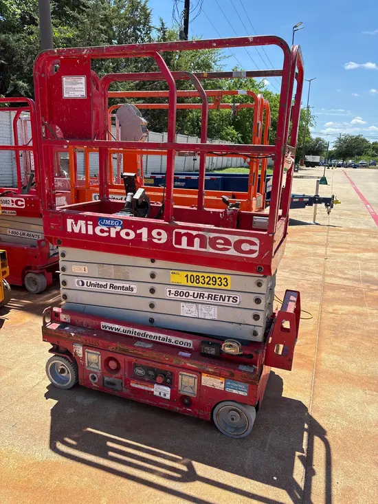 2018 MEC MICRO 19 Scissor Lift
