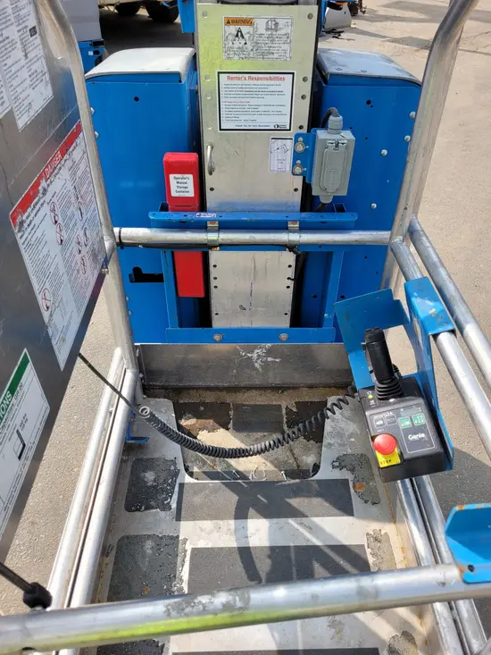 2017 Genie GR-20 Self-Propelled One-Person Lift