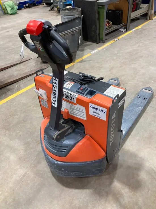 2022 Toyota 8HBW23 Jack
