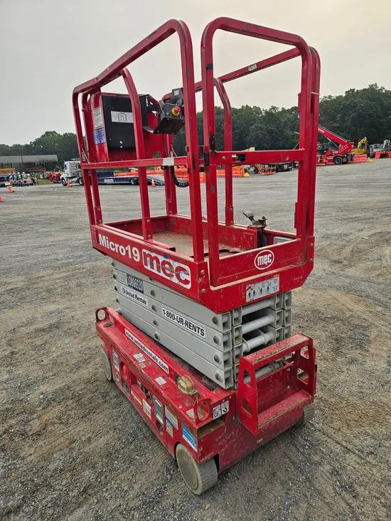 2018 MEC MICRO 19 Scissor Lift
