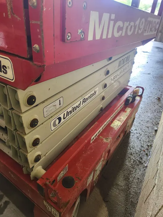 2018 MEC MICRO 19 Scissor Lift