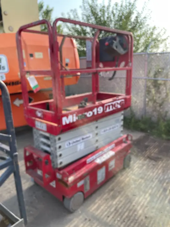 2018 MEC MICRO 19 Scissor Lift