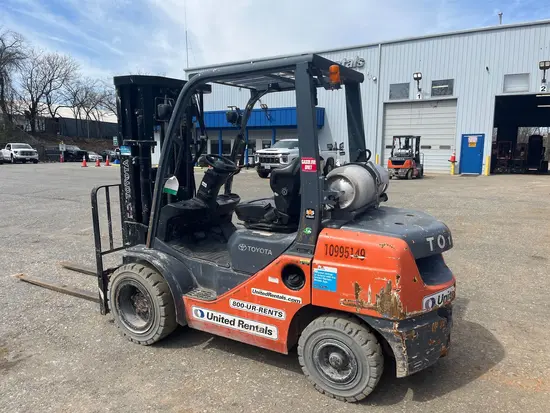 2019 Toyota 8FGU30 Warehouse Forklift