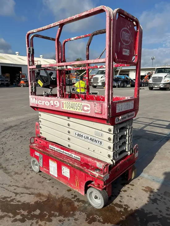 2018 MEC MICRO 19 Scissor Lift