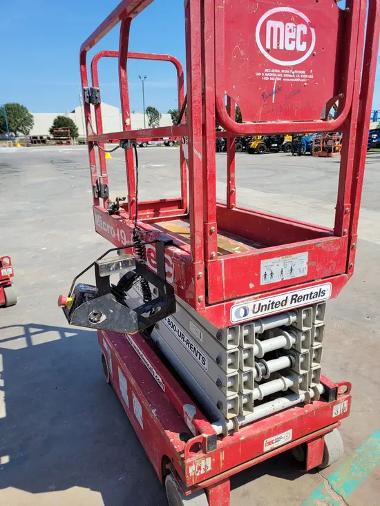 2018 MEC MICRO 19 Scissor Lift