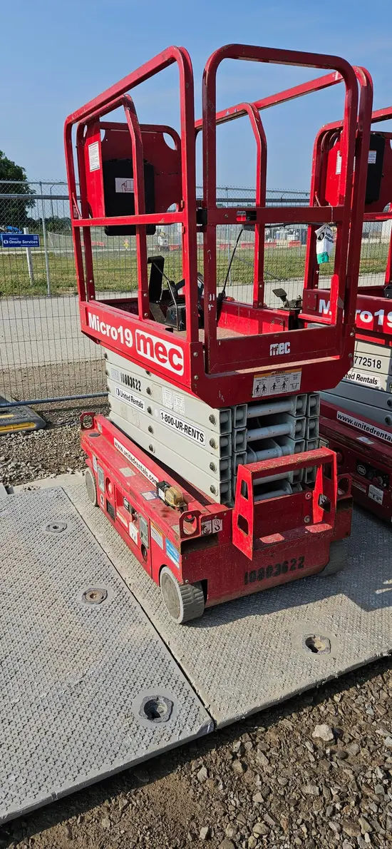 2018 MEC MICRO 19 Scissor Lift
