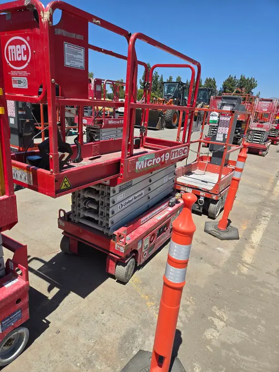 2019 MEC MICRO 19 Scissor Lift