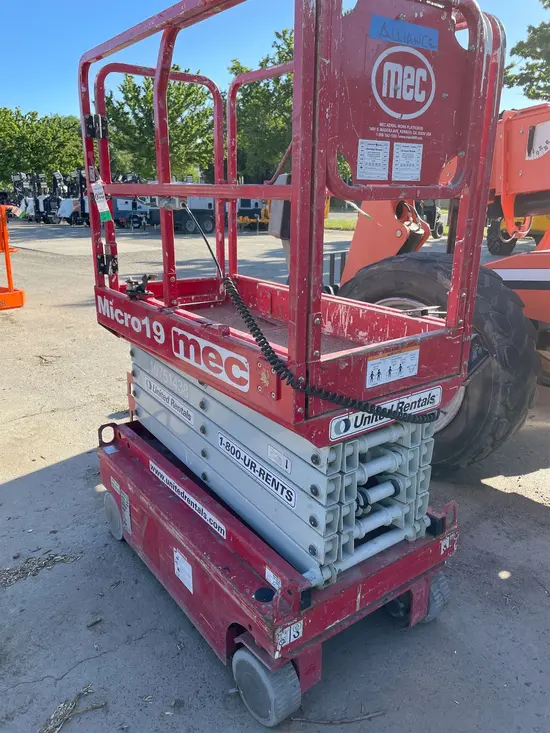 2018 MEC MICRO 19 Scissor Lift