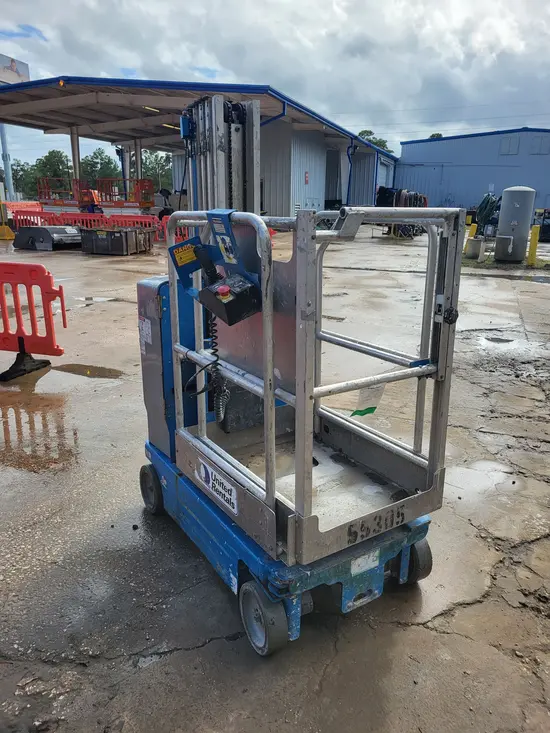 2017 Genie GR-20 Self-Propelled One-Person Lift