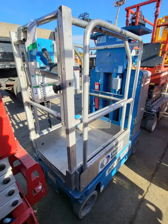 2017 Genie GR-12 Self-Propelled One-Person Lift