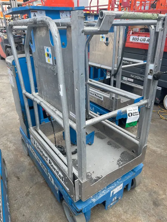 2017 Genie GR-12 Self-Propelled One-Person Lift