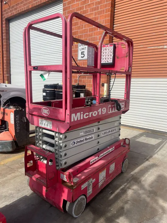 2018 MEC MICRO 19 Scissor Lift