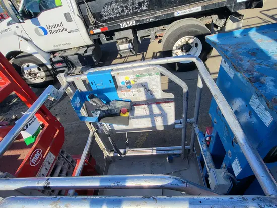 2017 Genie GR-12 Self-Propelled One-Person Lift