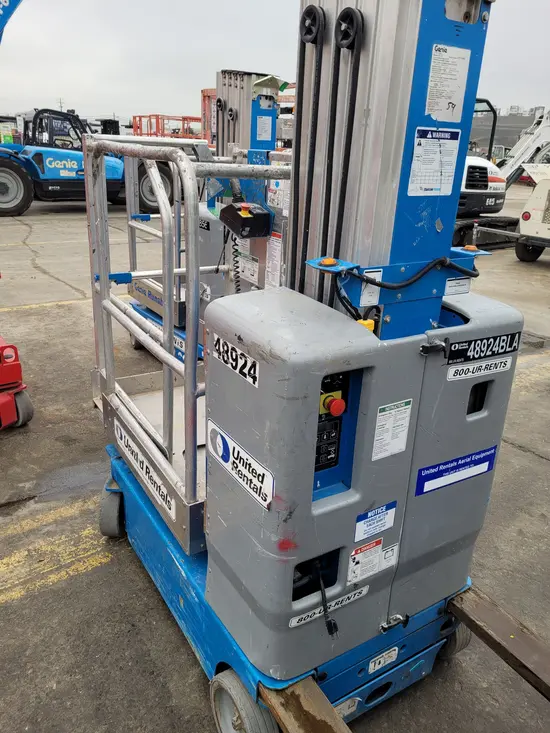 2017 Genie GR-20 Self-Propelled One-Person Lift