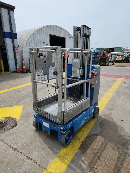 2017 Genie GR-20 Self-Propelled One-Person Lift