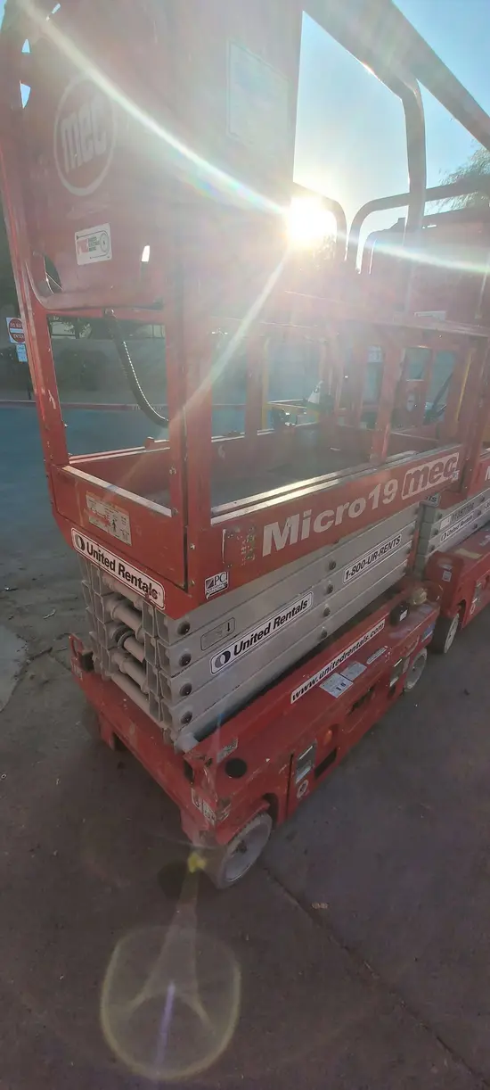 2018 MEC MICRO 19 Scissor Lift