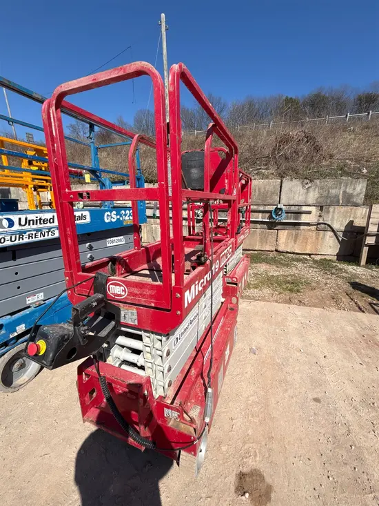 2018 MEC MICRO 19 Scissor Lift