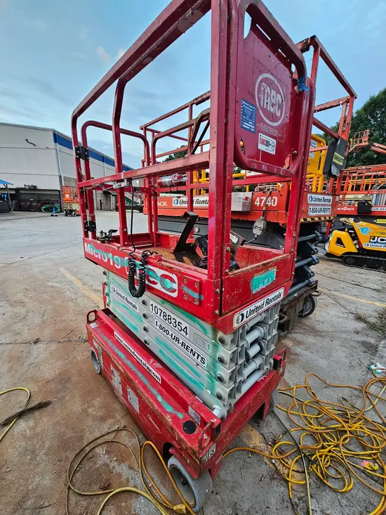 2018 MEC MICRO 19 Scissor Lift